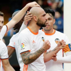 Los jugadores del Valencia felicitan a Simone Zaza tras marcarle el segundo gol al Athletic en Mestalla.-EFE / JUAN CARLOS CÁRDENAS