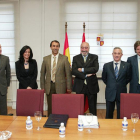 El consejero, la gerente de Sacyl, el presidente de la concesionaria y varios empresarios implicados posan tras firmar el contrato en 2006.-I.L.M.