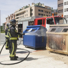 Imagen de una intervención de los bomberos en unos contenedores.-ISRAEL L. MURILLO