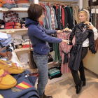 Dos clientas comparan prendas en un establecimiento comercial de la capital burgalesa.-ISRAEL L. MURILLO
