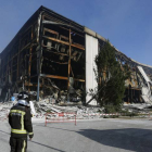 Los bomberos de Burgos todavía mantienen la vigilancia en la sede de Campofrío de La Bureba.-RAÚL G. OCHOA