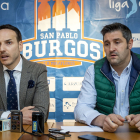 Félix Sancho -presidente del San Pablo Burgos- y Albano Martínez -gerente y director deportivo-, durante su comparecencia de ayer en la sede del club. S. OTERO