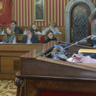 El alcalde, Javier Lacalle, preside un Pleno municipal y al fondo su equipo de Gobierno del Partido Popular.-RAÚL G. OCHOA
