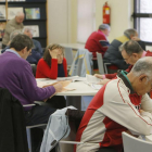 Varios usuarios ojean la prensa y revistas en la Biblioteca Gonzalo de Berceo.-RAÚL G. OCHOA