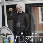 Assange en el balcón de la embajada de Ecuador en Londres.-/ EFE / ANDY RAIN