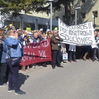 Cerca de 2.000 personas se manifestaron ayer en el hospital para exigir la continuidad del SUAP.-L. V.