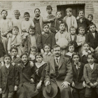 Alumnos de una escuela burgalesa a principios del siglo XX junto a su maestro. ECB