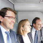 La ministra de Fomento, Ana Pastor, realiza el viaje de prueba de la línea de Alta Velocidad Madrid-Salamanca. En la imagen, la ministra junto al alcalde de Salamanca, Alfonso Fernández Mañueco (I) y Francisco Lara, jefe de pruebas de zona de RENFE en la -Ical