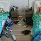 Los jugadores de la selección argentina de baloncesto, Andrés Nocioni y Manu Ginóbili, en su habitación de la Villa Olímpica.-MANUGINOBILI.COM