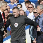 El técnico del Arsenal aparta con dureza al del Chelsea, durante el partido que ha enfrentado a ambos equipos.-Foto: AFP