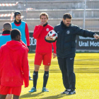 Estévez da instrucciones en el entrenamiento de ayer-Alba Delgado / BCF