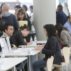 Una joven durante una entrevista en el último Foro de Empleo.-RAÚL G. OCHOA