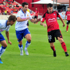 Álex García se dispone a golpear el esférico en el choque frente al Real Zaragoza en Anduva-J. E. Egurrola