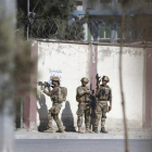 Soldados rodean la sede de la televisión privada Shamshad TV tras un ataque en Kabul.-EFE / JAWAD JALALI