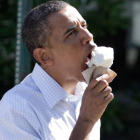 Barack Obama, presidente de Estados Unidos, comiéndose un helado.-Foto:   AFP / YURI GRIPAS