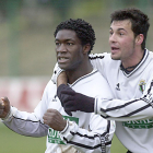 Cuyami y Capilla celebran un gol en la temporada 2000/01.-ISRAEL L. MURILLO