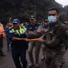 Los equipos de rescate trasladan a un herido tras la erupción del volcán de Fuego, en el municipio de El Rodeo, prácticamente arrasado.-NOE PÉREZ (EFE)