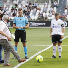Saque de honor en el partido entre el Burgos CF y el Real Valladolid de la temporada pasada en el Plantío. SANTI OTERO