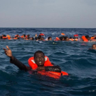 Refugiados e inmigrantes nadan y piden ayuda cerca de Lampedusa, el pasado mayo.-GETTY IMAGES / CHRIS MCGRATH