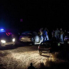 Coches de Policia y los familiares de las víctimas se acercan al lugar de los hechos-Foto: EFE
