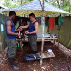 Dos miembros de las FARC, en el campamento.-EFE / MAURICIO DUEÑAS CASTAÑEDA