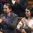 El líder de Unidas Podemos, Pablo Iglesias, y la portavoz parlamentaria del partido, Irene Montero, en la sesión de investidura.-DAVID CASTRO