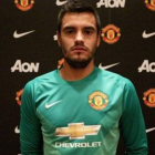 Sergio Romero posa con la camiseta del Manchester United, club por el que acaba de fichar.-Foto: MANUTD.ES