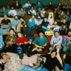 Directivos y empleados de Pixar en 1995. Abajo, John Lasseter y Steve Jobs. Sobre ellos, con la pierna entablillada, Lawrence Levy.-EL PERIÓDICO