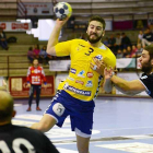 Bojicic busca el pase durante un partido.-ALBERTO CALVO
