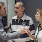 Alberto Gómez Barahona charla con Luis Alberto de Cuenca y Pilar Celma en la clausura ayer del Congreso.-SANTI OTERO