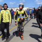 Àlex Rins, acompañado de su padre Rafa, camina hacia su box tras caerse en Australia.-EMILIO PÉREZ DE ROZAS / Enviado especial