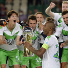 Los jugadores del Wolfsburg celebran la victoria ante el Bayern de Múnich en la Supercopa alemana.-Foto:   AP / MARTIN MEISSNER