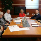 Los alcalde de Medina de Pomar, Villarcayo y Espinosa de los Monteros durante la reunión con la Consejera de Sanidad, Verónica Casado.-ECB