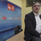 Julián Simón en la sede del PSOE-Santi Otero