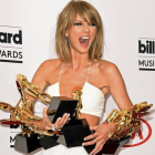 Taylor Swift, con sus ocho estatuillas ganadas en los premios Billboard.-Foto: AFP / ROBYN BECK