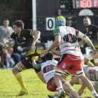 Cronje avanza con el oval mientras la defensa de Hernani trata de frenar su carrera.-AREA 11