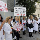 Las trabajadoras de atención a domicilio se concentraron ayer frente al Museo de la Evolución Humana.-RAÚL G. OCHOA
