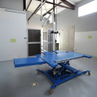 Vista del quirófano en el que se ubica la mesa de operaciones, al frente, los boxes de inducción y la piscina de recuperación, al fondo.-ISRAEL L. MURILLO