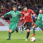 Yanis conduce un balón ante la presión de un jugador del Arenas en el choque de ayer en Anduva-Vivemiranda.com