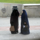 Dos musulmanas vestidas con el burka.-RAMON GABRIEL / DEFOTO