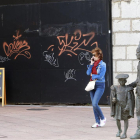 Pintadas vandálicas en las fachadas de un inmueble en la plaza de Capitanía.-RAÚL OCHOA