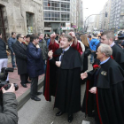 El alcalde Javier Lacalle, con capa castellana, y otros corporativos a su llegada a Gamonal para participar en la comitiva y la misa en honor a la Virgen de Las Candelas.-RAÚL OCHOA