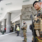 Dos soldados belgas vigilan la entrada a la Estación Central de trenes de Bruselas en el mes de junio del 2016.-/ EFE / JULIEN WARNAND