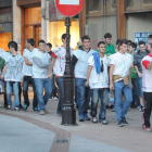 Un grupo de nuevos universitarios celebrando una novatada camina por las calles de Burgos.-ISRAEL L. MURILLO