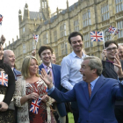 Nigel Farage, líder del UKIP, celebra la victoria con sus seguidores en Londres.-REUTERS