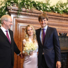 Ernesto Augusto Jr. y Ekaterina Malysheva, junto al alcalde Stefan Schosto, tras contraer matrimonio.-AFP