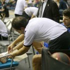 El doctor De Propios aplica hielo al tobillo de Huskic durante el partido del pasado sábado.-RAÚL OCHOA