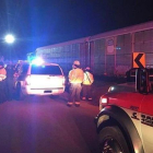 Las autoridades atienden a los heridos en el choque de dos trenes en Estados Unidos, en una imagen facilitada por el Sheriff de Lexington.-EL PERIÓDICO