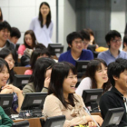 Estudiantes en un aula de la Univesidad de Juntendo, en Tokio.-EL PERIÓDICO