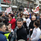 Cientos de personas, entre las que hubo políticos, vecinos y empleados de otras plantas de Gamesa, se concentraron ayer contra el cierre de la planta mirandesa.-ECB